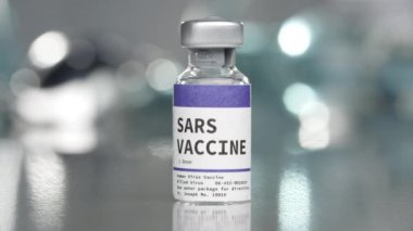 Tıp laboratuarındaki SARS aşı şişesi yavaşça dönüyor..