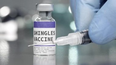 Tıbbi laboratuarda yanında şırınga bulunan bir ilaç şişesi..