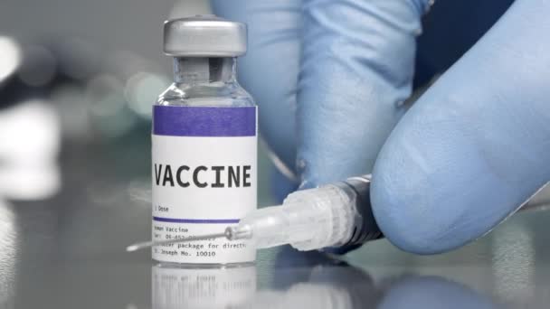 Tıp Laboratuarında Yanında Şırınga Bulunan Bir Aşı Şişesi — Stok video