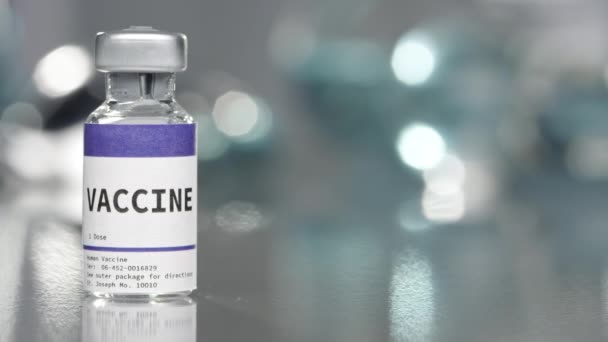在医疗实验室的疫苗瓶慢慢地在左边转动 — 图库视频影像