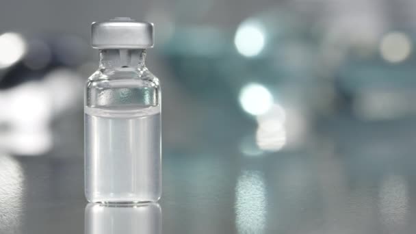 Injekční Lahvička Naplněná Tekutou Vakcínou Lékařské Laboratoři Nalevo Pomalu Otáčí — Stock video