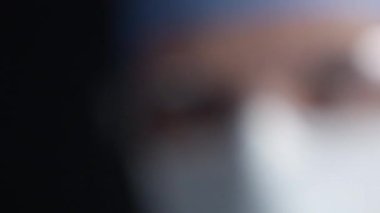 Remdesivir Conronavirus COVID-19 tedavisi, tıbbi test laboratuvarında sallanan aşı.