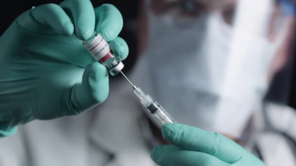 Behandeling Met Remdesivir Conronavirus Covid Vaccin Toegevoegd Aan Een Spuit — Stockvideo