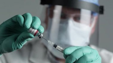 Remdesivir Conronavirus COVID-19 tedavisi, aşı tıp laboratuarında şırıngaya konuldu