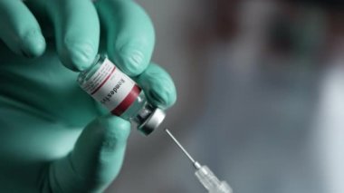 Remdesivir Conronavirus COVID-19 tedavisi, aşı şırıngaya yakın çekim.