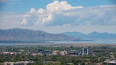 Utah, Provo şehir merkezinden Utah Gölü ve West Mountain 'a doğru bak..