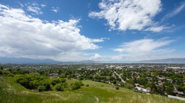 Gökyüzünde bulutlar olan Provo, Utah 'ın geniş açılı görüntüsü.
