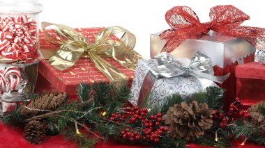 Tatillerde sıra sıra dizilmiş bir masanın üzerindeki hediyelerin manzarası.