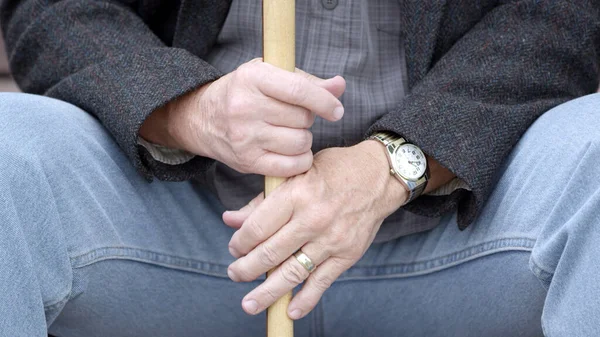 Basamaklarda oturan yaşlı bir adam..