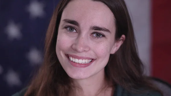 Νεαρή Γυναίκα Μπροστά Στην Αμερικανική Σημαία Χαμογελώντας Εικόνα Αρχείου