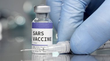 Tıbbi laboratuvarda şırıngalı SARS aşı şişesi.