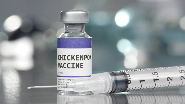 Tıp laboratuarında şırıngayla suçiçeği aşısı şişesi.