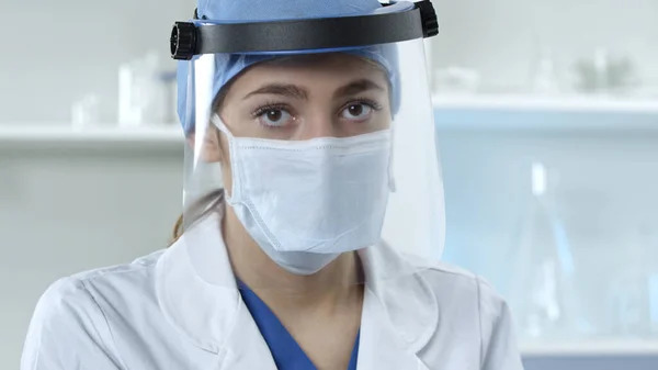 Жінка Лікар Масці Обличчя Щиті Сидить Столом Під Час Пандемії — стокове фото