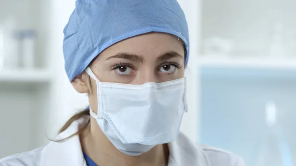 Nainen Sairaanhoitaja Yllään Kasvonaamio Lääketieteellisessä Laboratoriossa — kuvapankkivalokuva