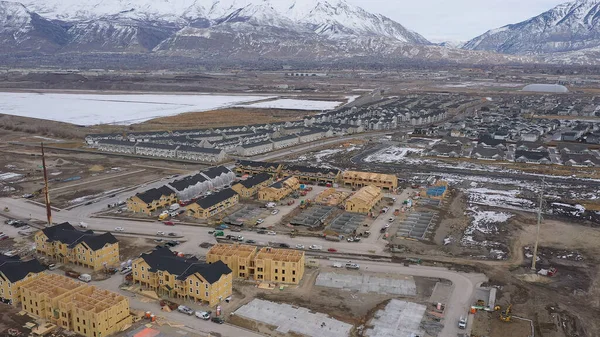 Utah Vadisi 'nin havadan görünüşü ve aşırı kalabalık talebi karşılamak için konut büyümesi..