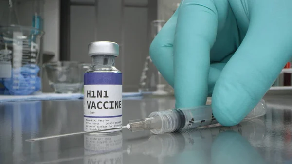 Lääketieteellisessä Laboratoriossa Oleva H1N1 Rokotepullo Ruiskuineen — kuvapankkivalokuva