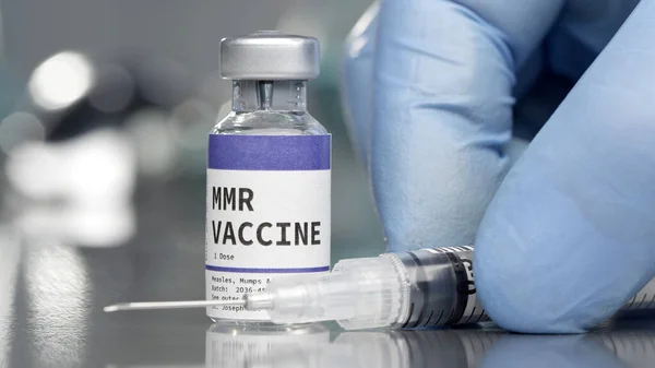 Tıp laboratuarında şırıngalı MMR aşı şişesi.
