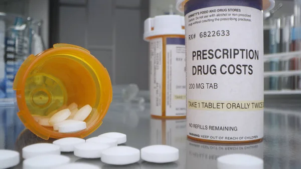Prescrizione Droga Bottiglia Costo Con Pillole Laboratorio Medico — Foto Stock