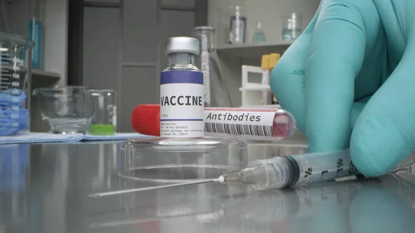 Injektiopullo Rokotetta Vasta Aineita Lääketieteellisessä Laboratoriossa Ruiskulla — kuvapankkivalokuva