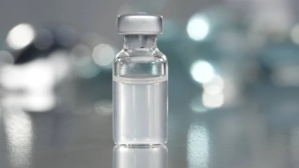 Injektiopullo Täynnä Nestemäistä Rokotetta Lääketieteellisessä Laboratoriossa — kuvapankkivalokuva