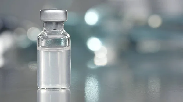 Injektiopullo Täynnä Nestemäistä Rokotetta Vasemmanpuoleisessa Laboratoriossa — kuvapankkivalokuva