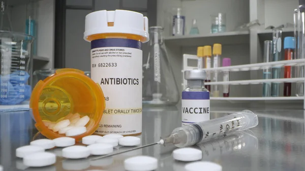 Αντιβιοτικά Χάπια Και Φιαλίδιο Εμβολίου Ιατρικό Εργαστήριο Σύριγγα Εικόνα Αρχείου