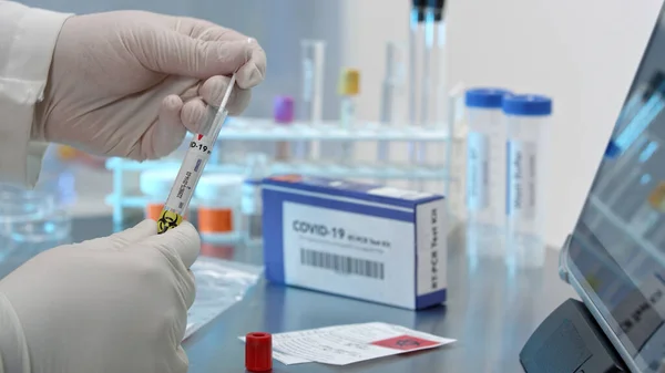 Tehnician Adăugând Tampon Covid Cadă Testare Laboratorul Medical Imagine de stoc