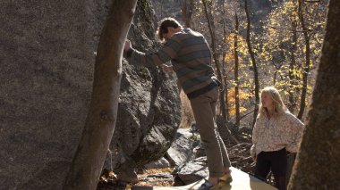 Erkek ve kadın kayaya tırmanmaya hazırlanırken güvende olduklarından emin olmak için..