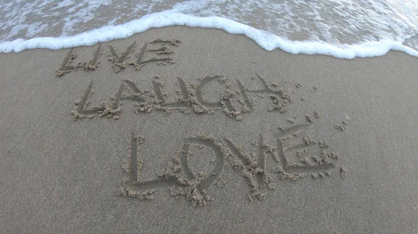 Sahilde kumlara yazılmış kahkahalarla kahkaha at. Dalgalar kıyıya vururken ve su mesajı alıp götürürken..