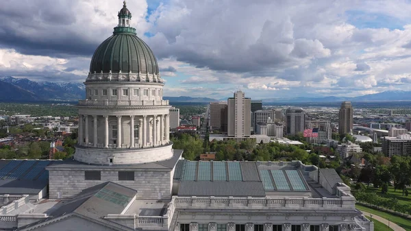 Vista Aérea Centro Salt Lake City Enquanto Voa Pelo Capitólio — Fotografia de Stock