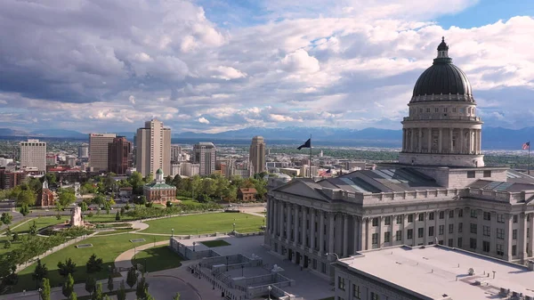 Salt Lake City 'ye doğru uçan hava manzaralı Utah Tapınak Meydanı.