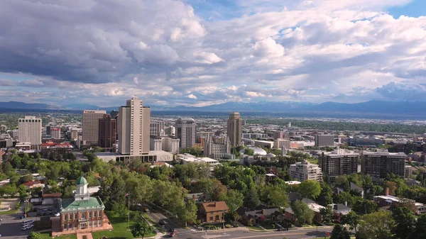 Salt Lake City 'ye doğru uçan hava manzarası. Utah, Capitol' ü geçince Temple Meydanı 'nı görüyor..