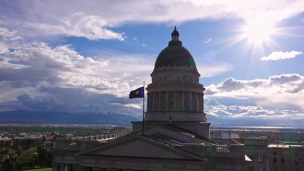 Rotující Letecký Pohled Kolem Budovy State Utah Capitol Výhledem Slunce — Stock fotografie