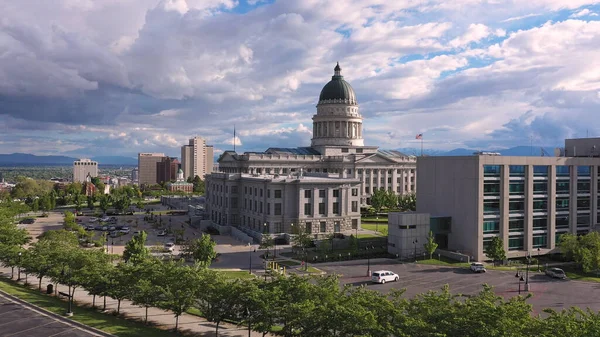 Letecký Pohled Budovu Státu Utah Capitol Nízké Rotace Nad Parkovištěm — Stock fotografie