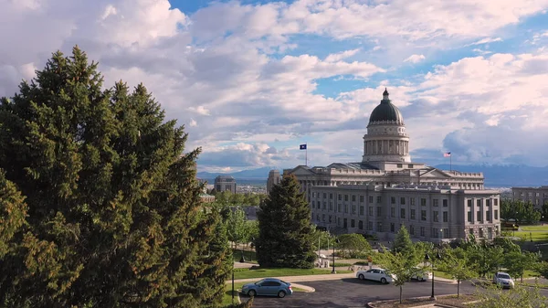 Vzrůstající Letecký Pohled Zpoza Stromu Výhledem Kapitol Salt Lake City — Stock fotografie