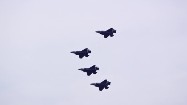 F35 Stridsflygplan Flyger Formation Högt Upp Himlen För Att Hedra — Stockvideo