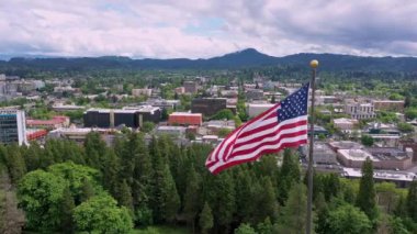 Eugene Oregon 'un bayrağın etrafında dalgalanan Amerikan Bayrağı.