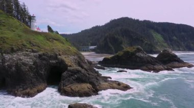 Heceta Tepesi 'nde deniz feneriyle dalgalar kayalara çarparken.