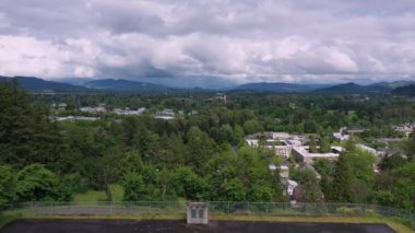 Eugene Oregon 'daki yemyeşil yeşilliklerin ağaçların üzerinden uçuşu..