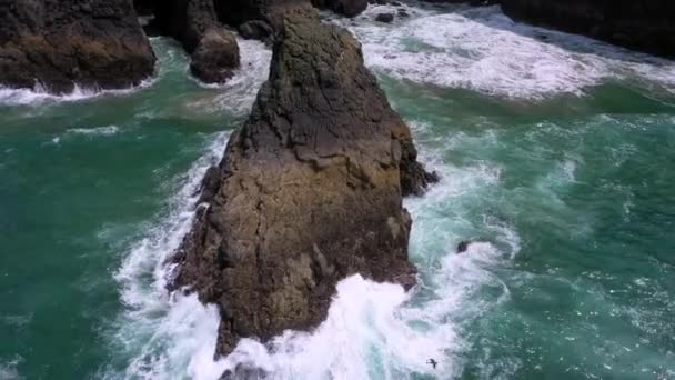 Vista Aérea Roca Mientras Las Olas Chocan Contra Ella Costa — Vídeos de Stock