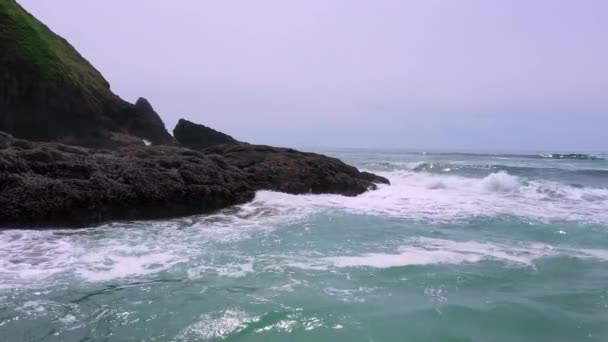 Volant Lentement Dessus Des Vagues Ondulantes Sur Côte Oregon Alors — Video