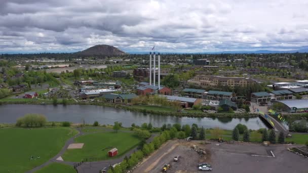 Flygfoto Bend Oregon Flyger Längs Deschutes River Tittar Över Landskapet — Stockvideo