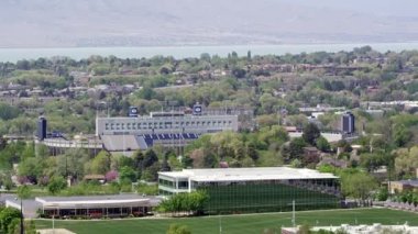 Provo ve BYU kampüsünden Lavell Edwards Stadyumu 'na ve Misyoner Eğitim Merkezi' ne bakıyor..