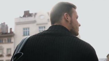 parkta yürüyen adam. Arkadan görüntülemek.