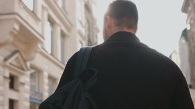 parkta yürüyen adam. Arkadan görüntülemek.