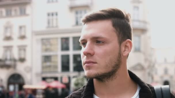 Slow Motion Portrait de l'homme caucasien mignon heureux souriant dans la ville série de personnes réelles — Video