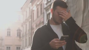 Adam şehir sokak yürüyüş smartphone ile