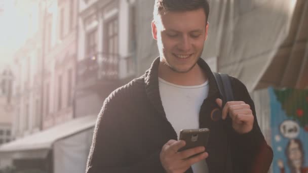 Człowiek z smartphone spacery ulicy miasta — Wideo stockowe