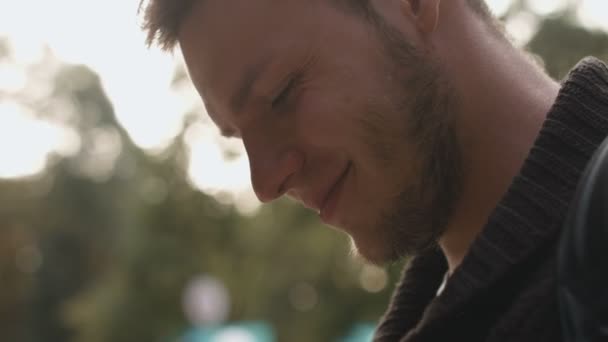 Boldog aranyos kaukázusi ember a város valódi emberek sorozat mosolyogva lassított portréja — Stock videók