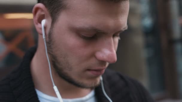 Jovem Adulto Ouvindo Música — Vídeo de Stock